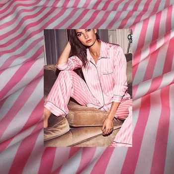 Европа и Америка Розово и бяло райе отпечатани имитират коприна сатен плат за жена рокля блуза пижами DIY кърпа шиене